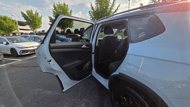 2025 Volkswagen Taos SE Black