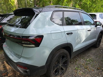 2025 Volkswagen Taos SE Black
