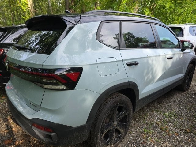 2025 Volkswagen Taos SE Black